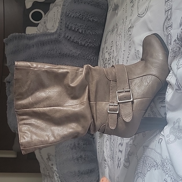 Boots - Picture 3 of 3